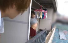 桃瀬ゆりがキワドい胸チラで男子高生を誘惑…ビッチな団地妻が白昼堂々自宅でヤリまくる不倫SEX